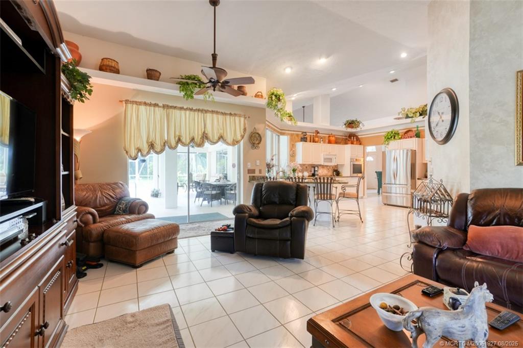 1171 SE Buttonwood Circle