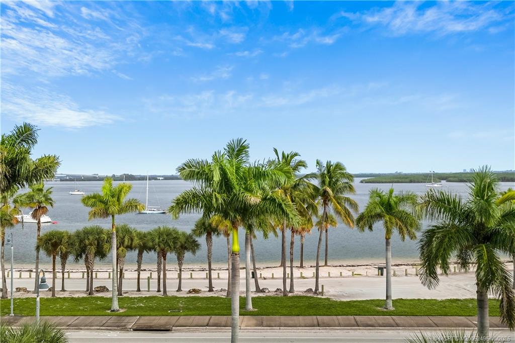 36 Harbour Isle Drive W 4