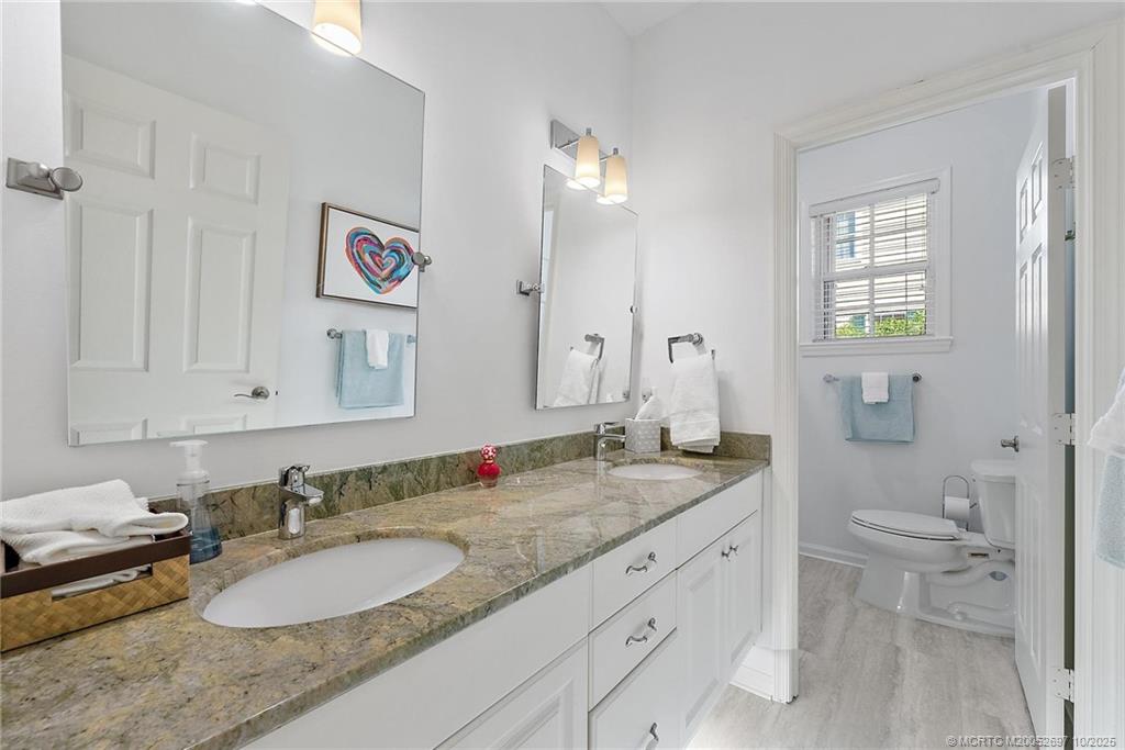 1418 NE Oak Bluff Lane