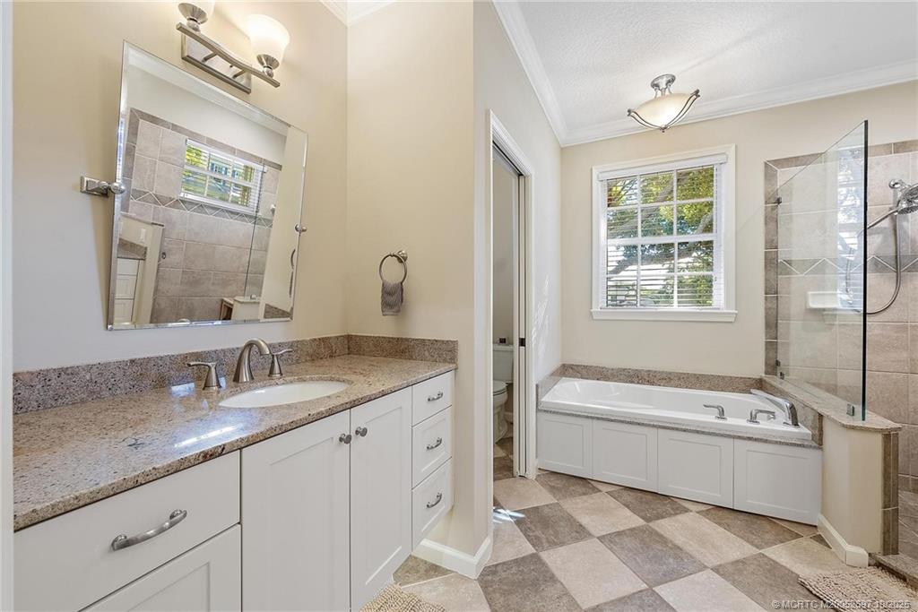 1418 NE Oak Bluff Lane