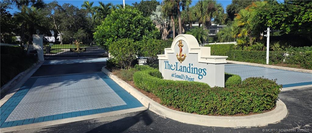 1418 NE Oak Bluff Lane