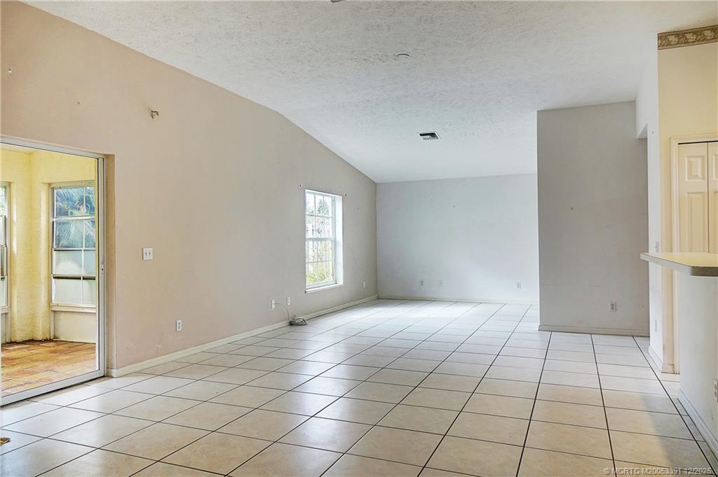 724 SE Michaels Ct