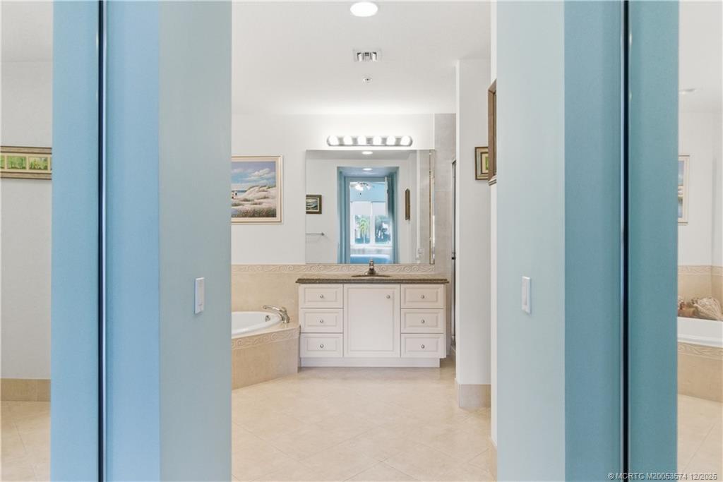 1 Harbour Isle Drive E 104