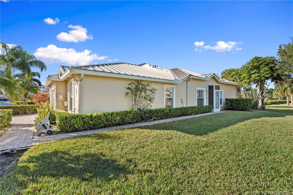 581 NW Broken Oak Trail