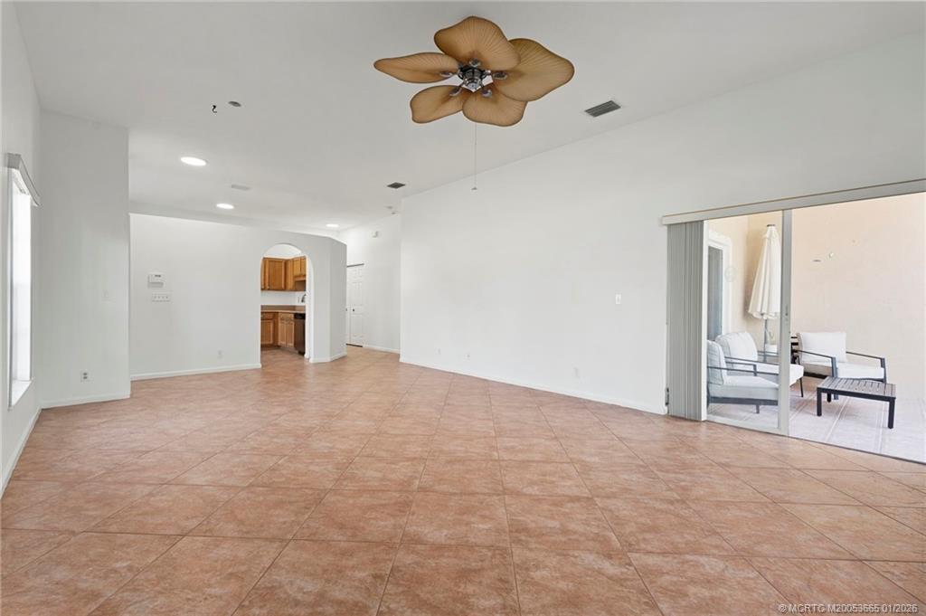 581 NW Broken Oak Trail