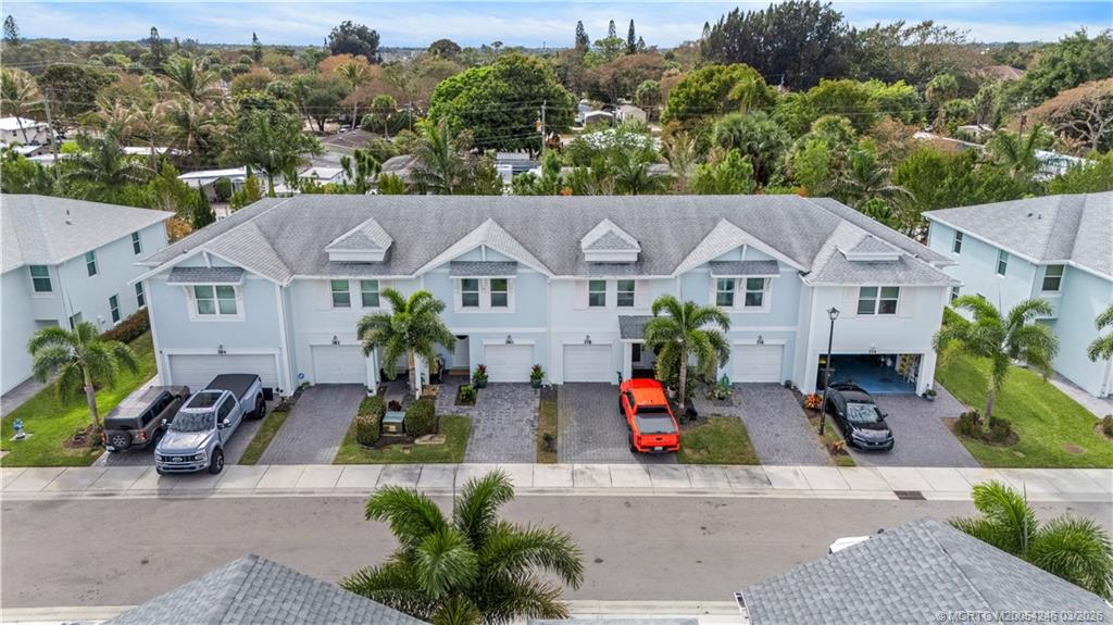 380 SE Sea Hunt Way