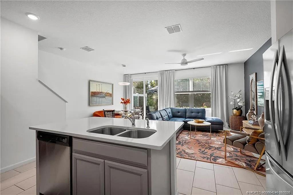 380 SE Sea Hunt Way