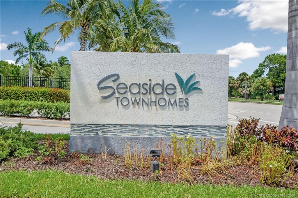 380 SE Sea Hunt Way