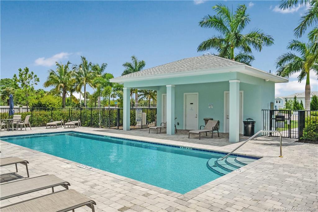 380 SE Sea Hunt Way