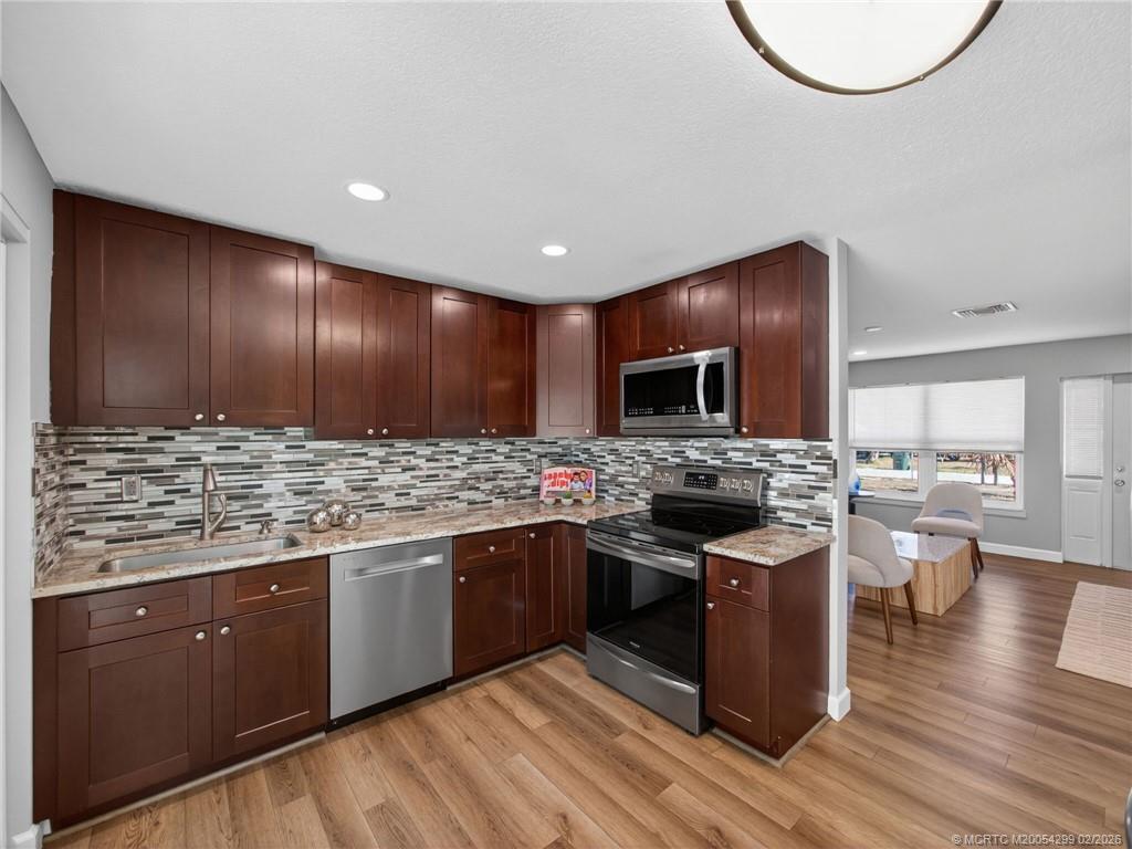 406 SE Robalo Ct