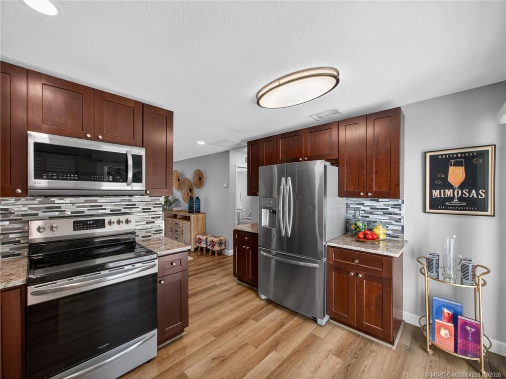 406 SE Robalo Ct