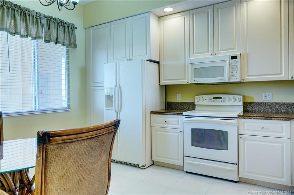 28 Harbour Isle Drive W 306