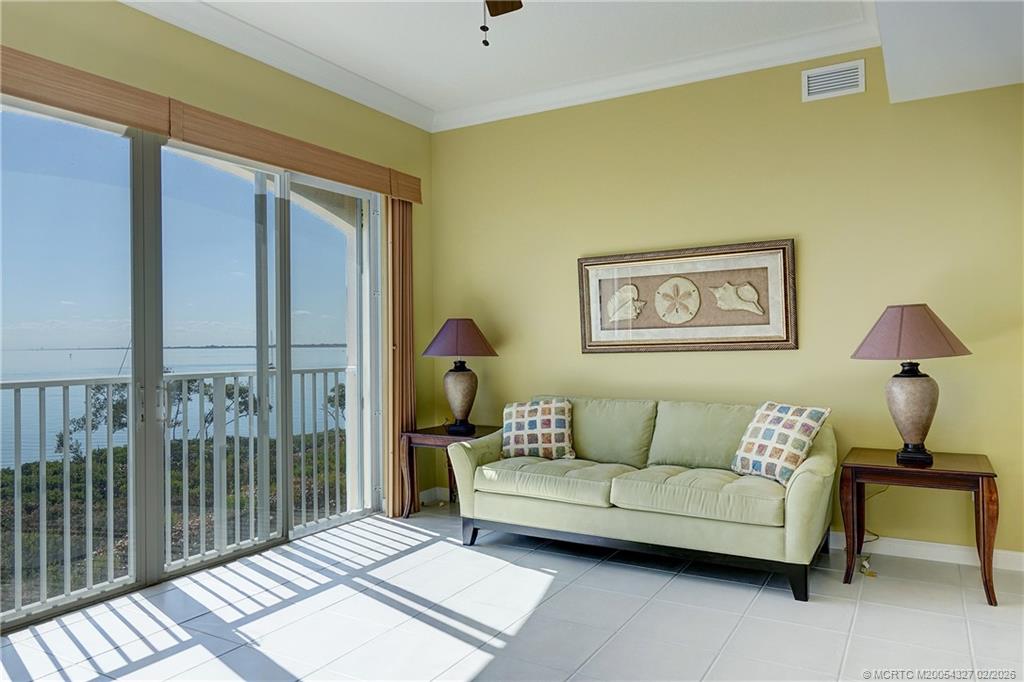 28 Harbour Isle Drive W 306