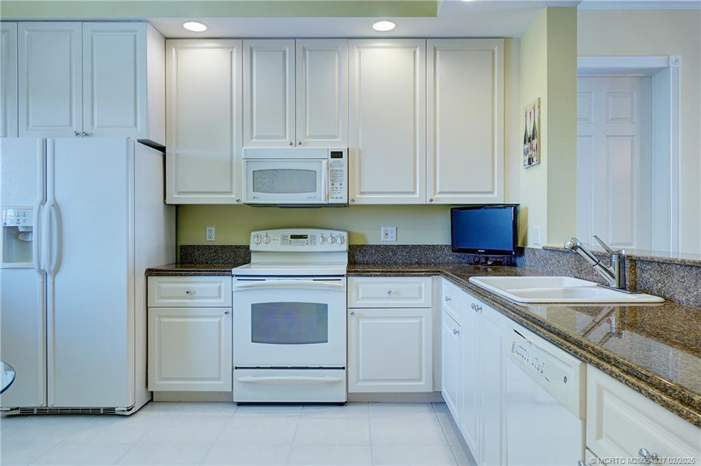 28 Harbour Isle Drive W 306