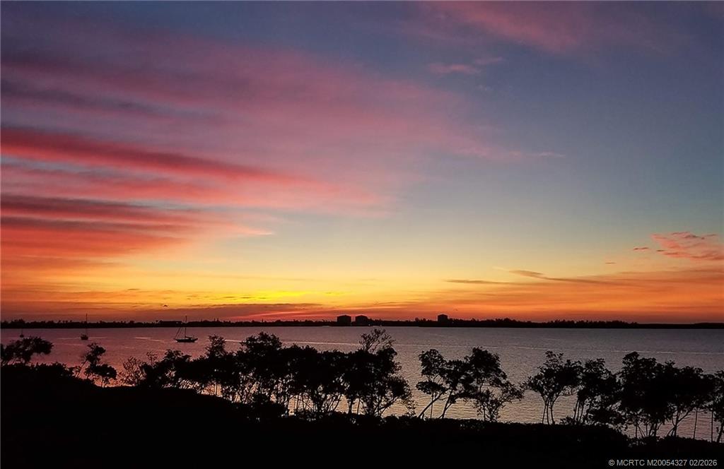 28 Harbour Isle Drive W 306