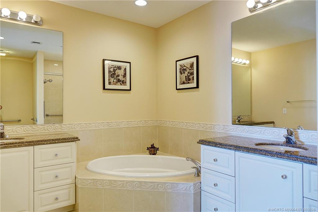 28 Harbour Isle Drive W 306