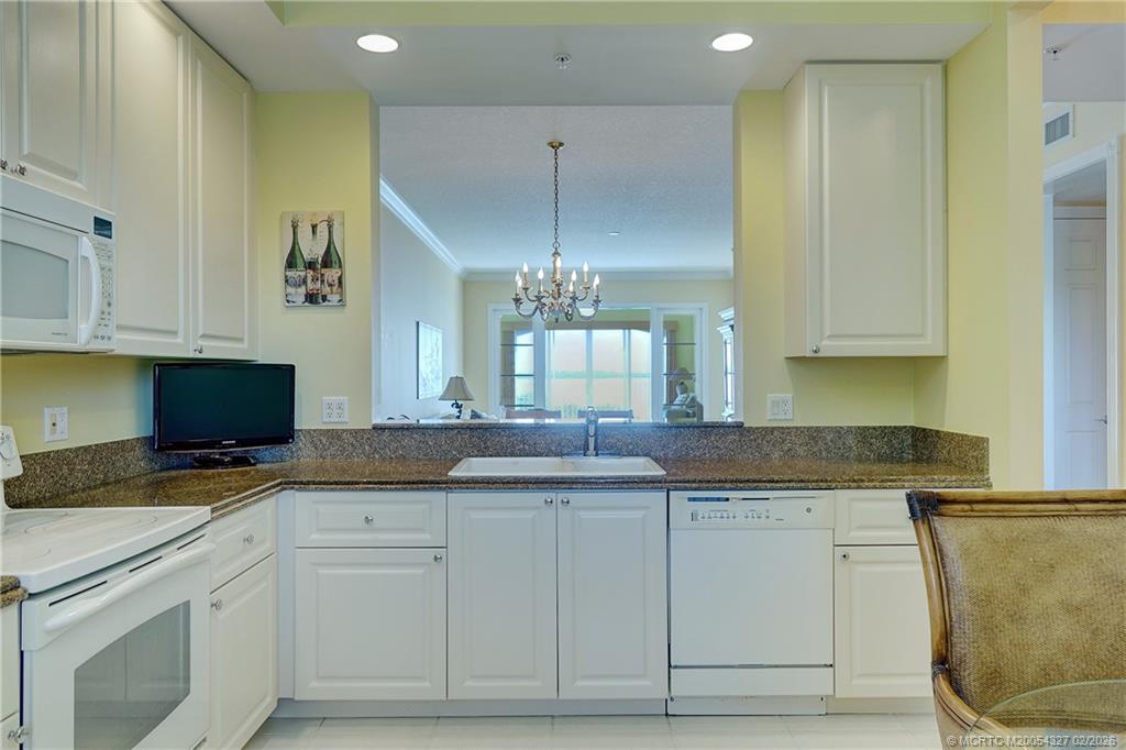 28 Harbour Isle Drive W 306