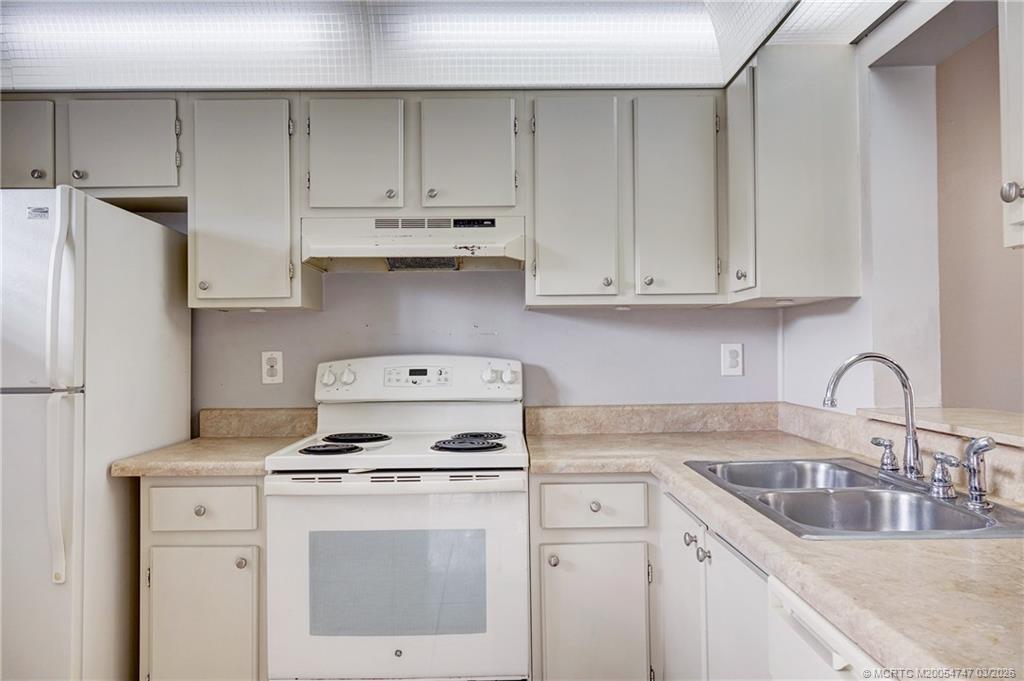 3051 SE Aster Lane 404