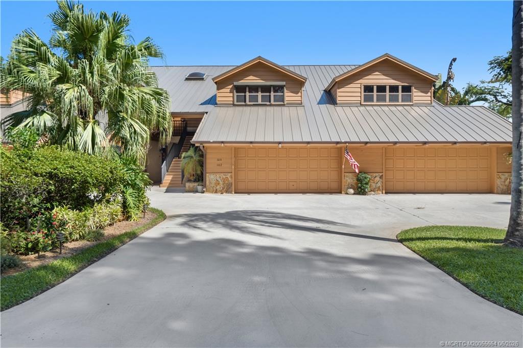 102 SE Crestwood Circle