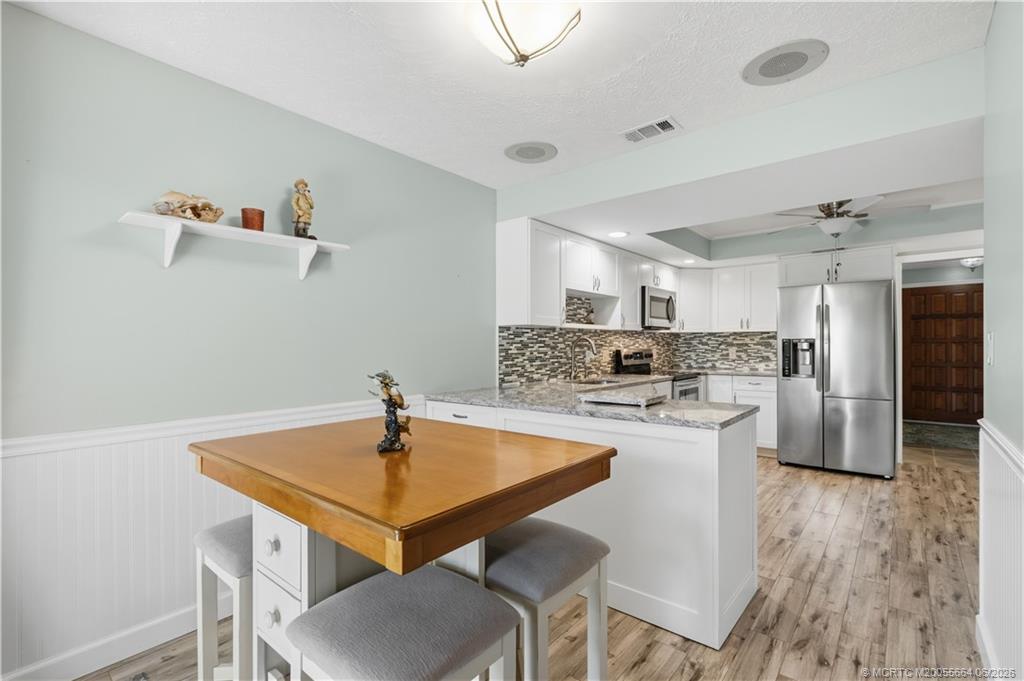 102 SE Crestwood Circle