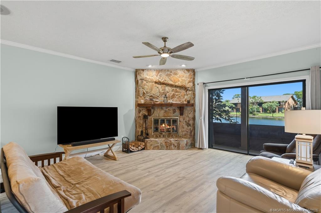 102 SE Crestwood Circle