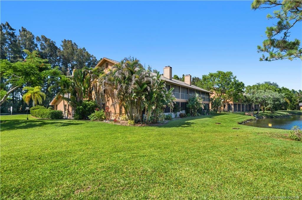 102 SE Crestwood Circle