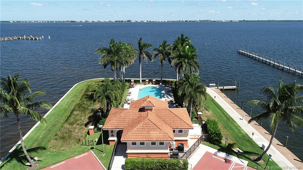 1532 NE Outrigger Landings Drive