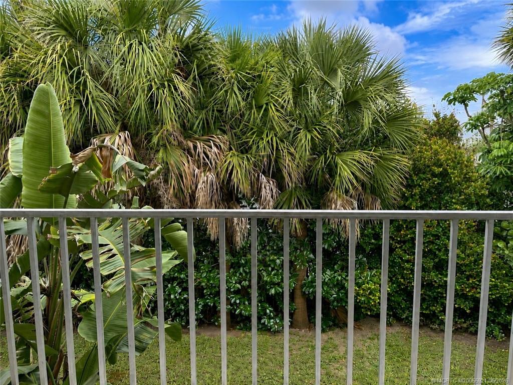 615 NW Oleander Street 202