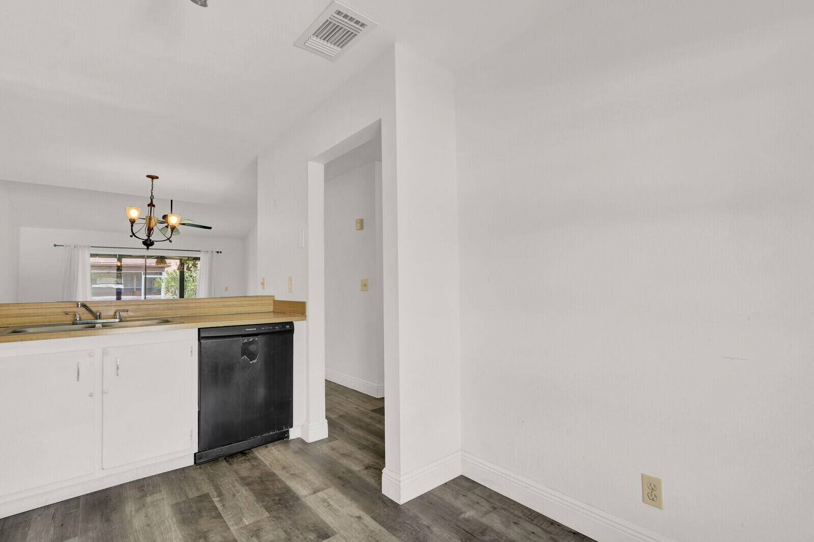 113 PINEWOOD Court