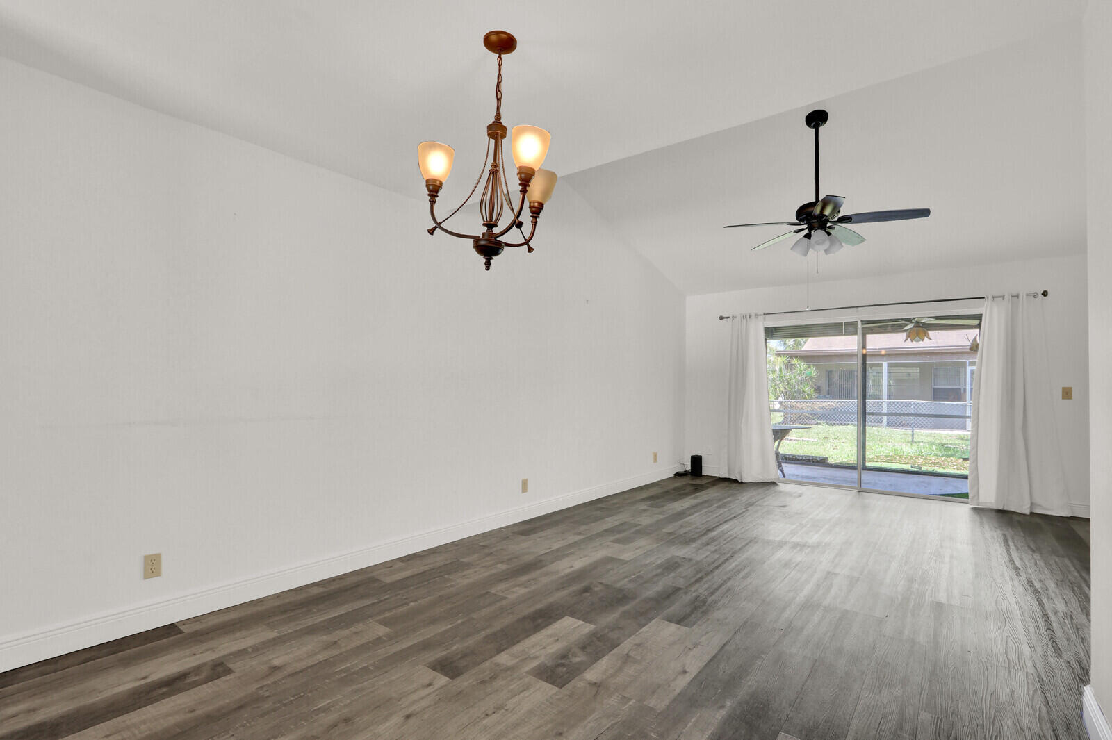 113 PINEWOOD Court