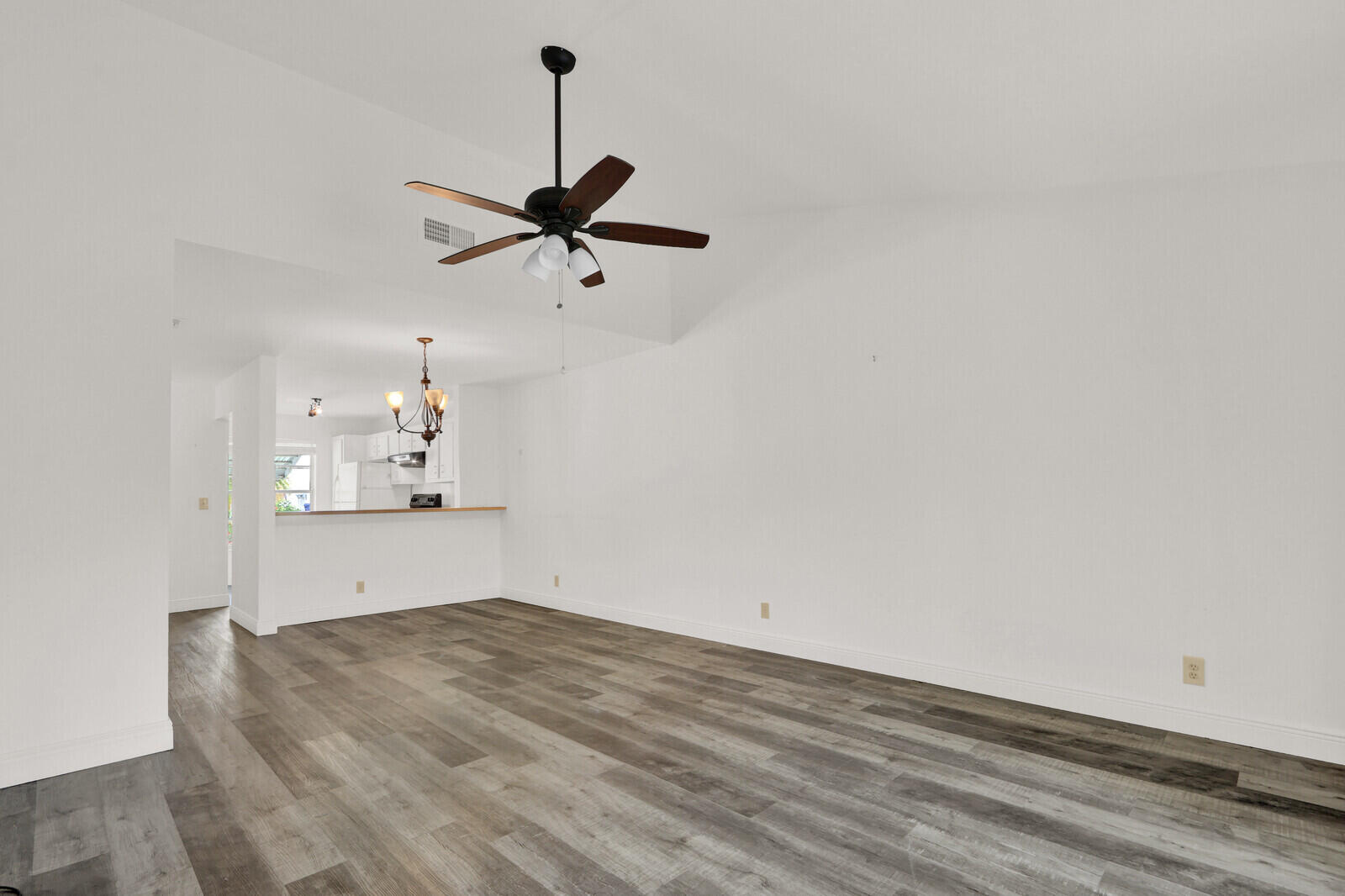 113 PINEWOOD Court