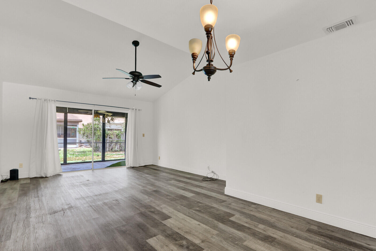 113 PINEWOOD Court