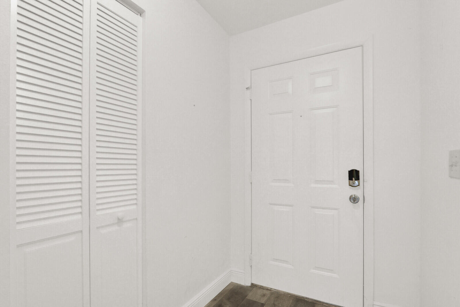 113 PINEWOOD Court
