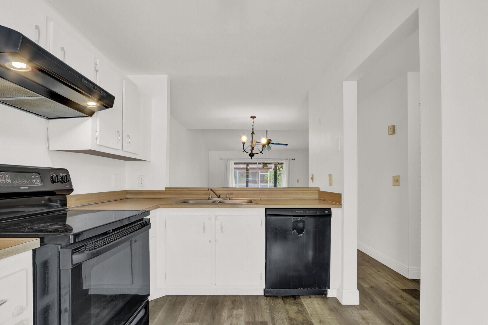 113 PINEWOOD Court