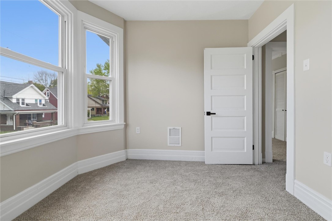 389 Ambard Ave
