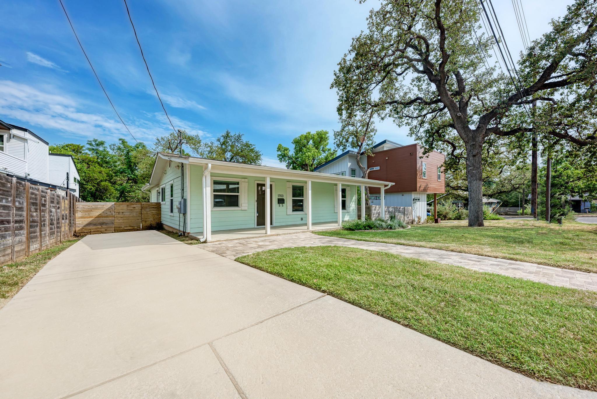 1703 Hillcrest LN