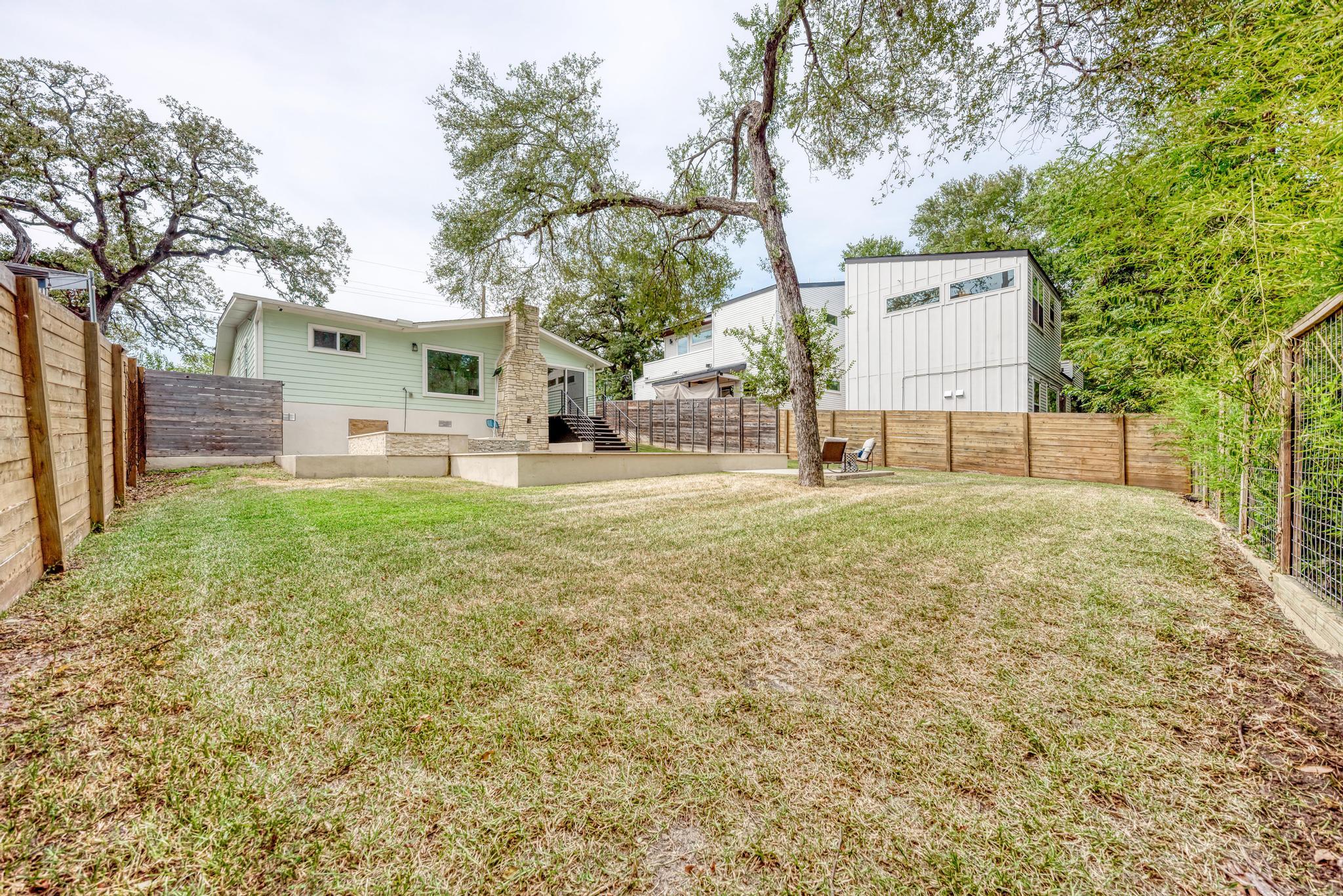 1703 Hillcrest LN