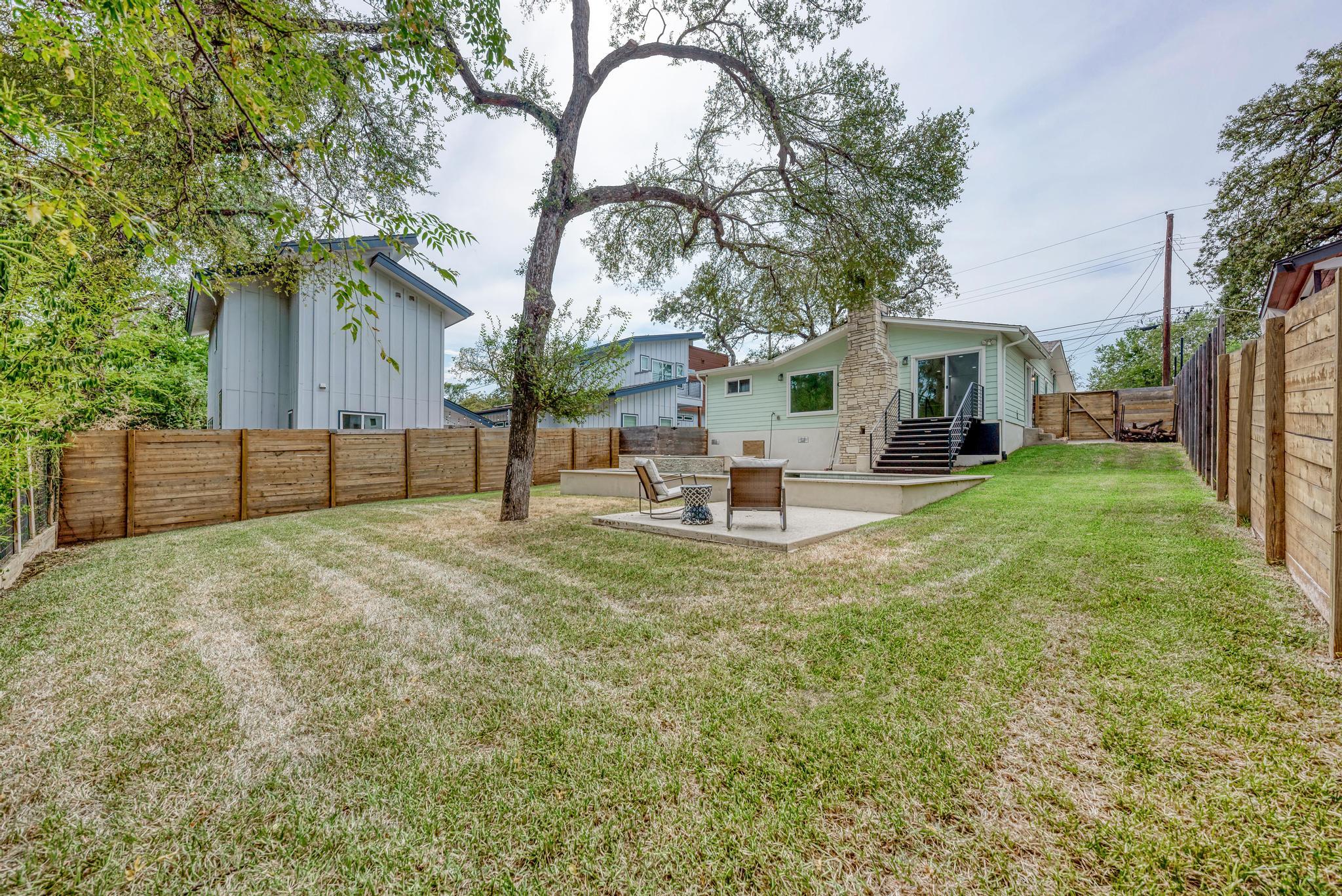 1703 Hillcrest LN