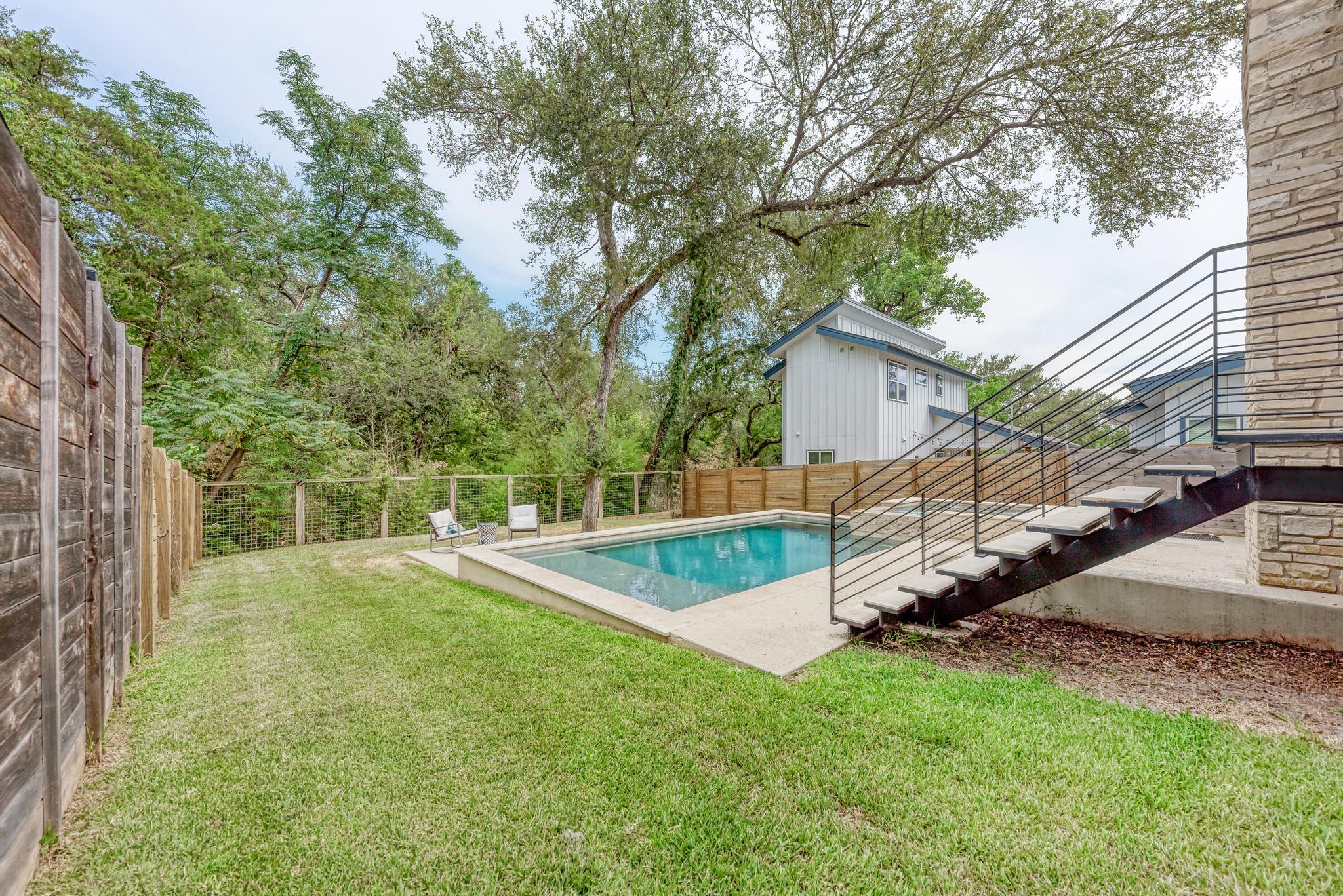 1703 Hillcrest LN