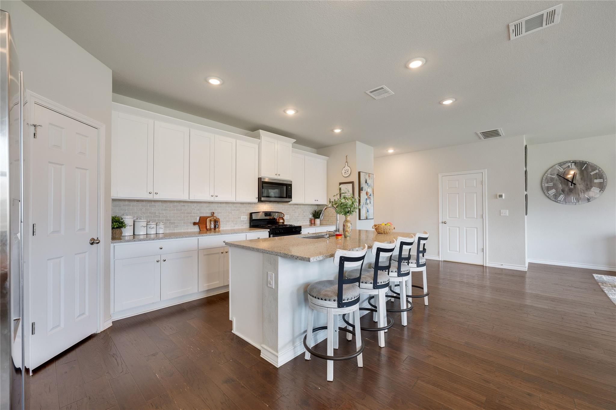 7404 Albany DR