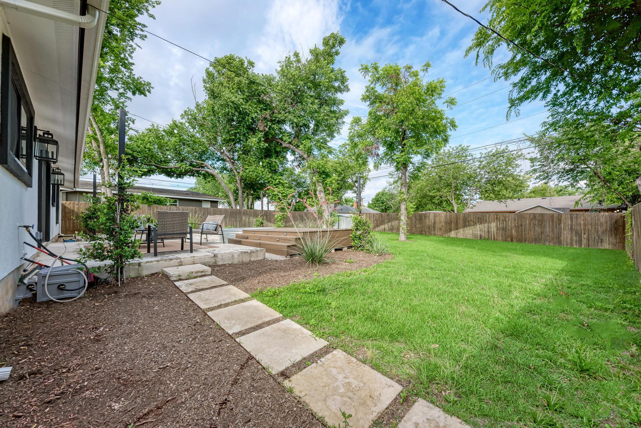 4702 Hilldale DR