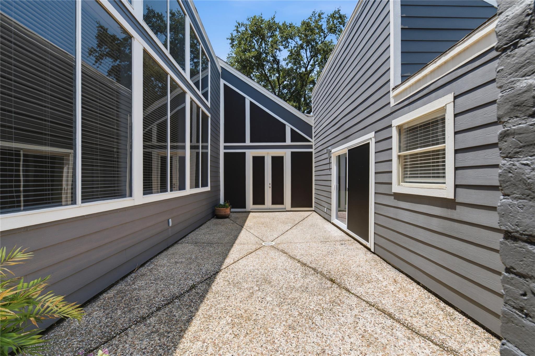 703 Queensmill Court
