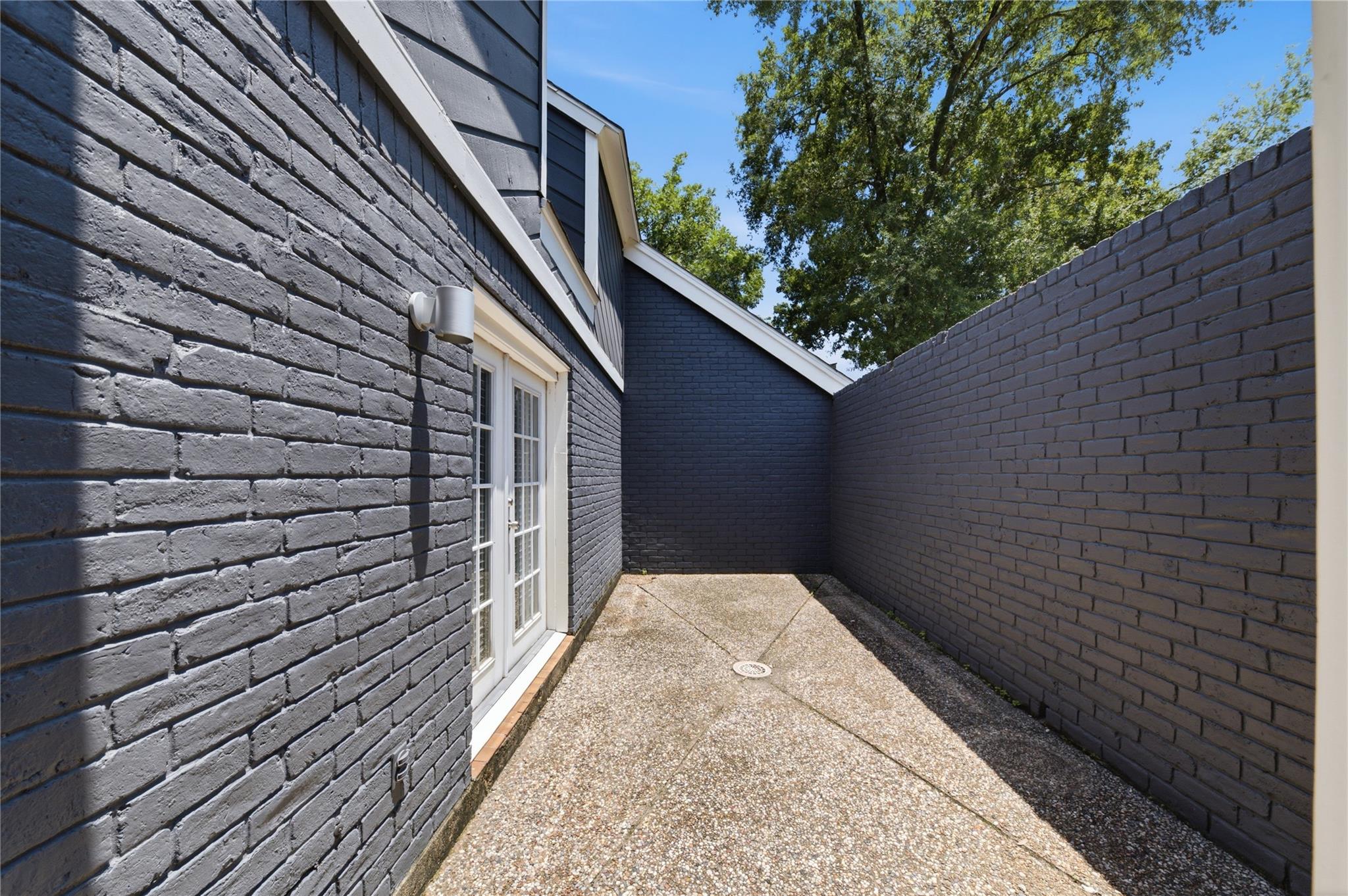 703 Queensmill Court