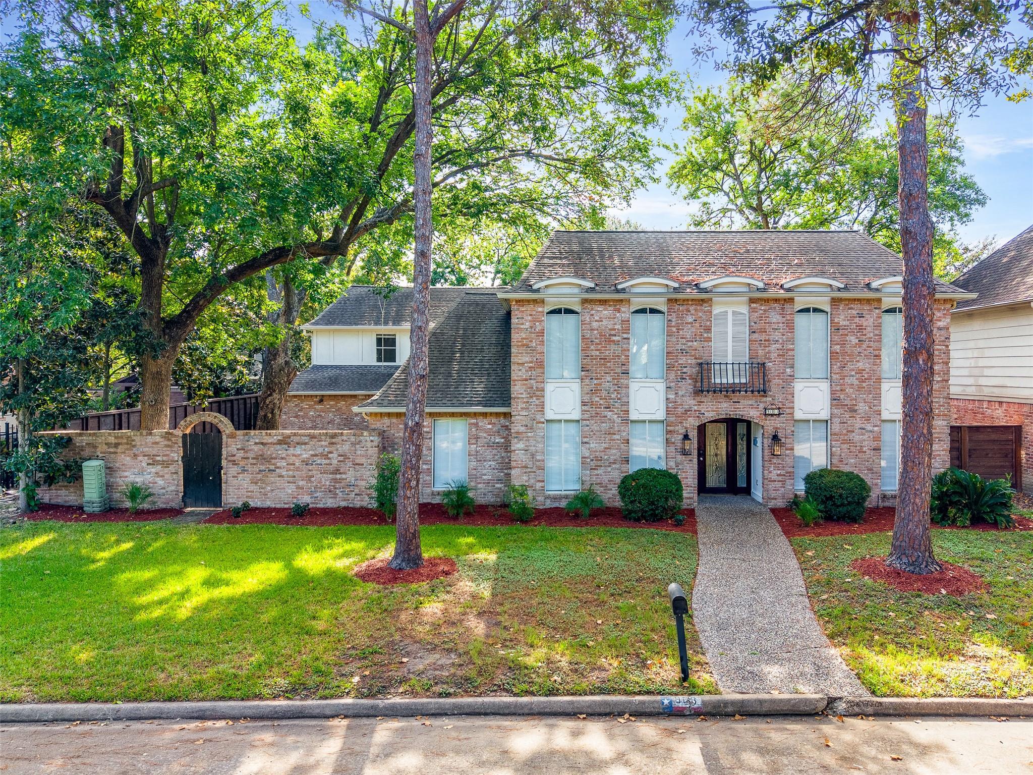 903 Crossroads Drive