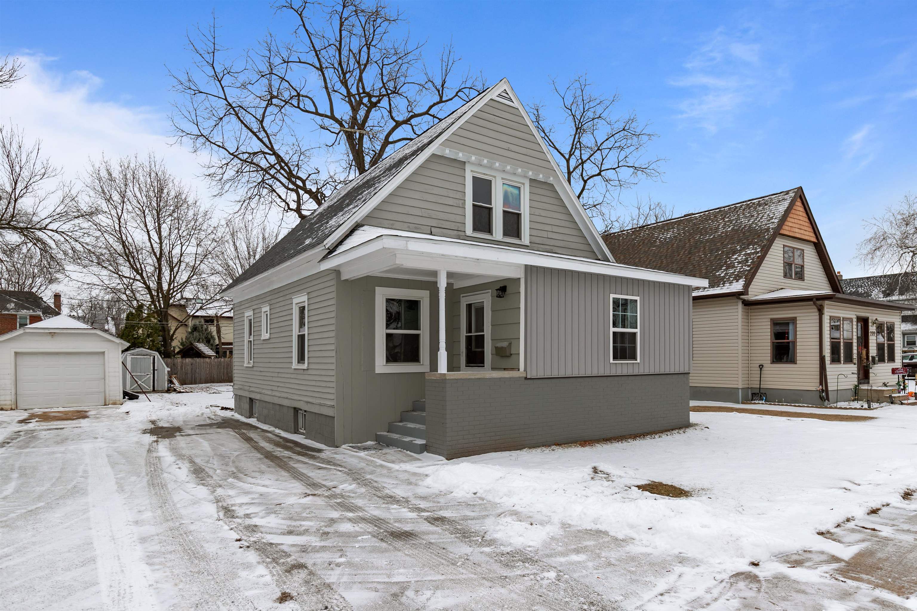 213 W QUINCY Street