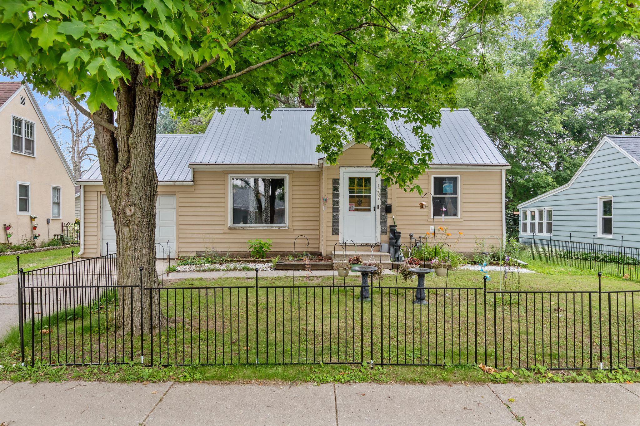 1207 SUYDAM Street