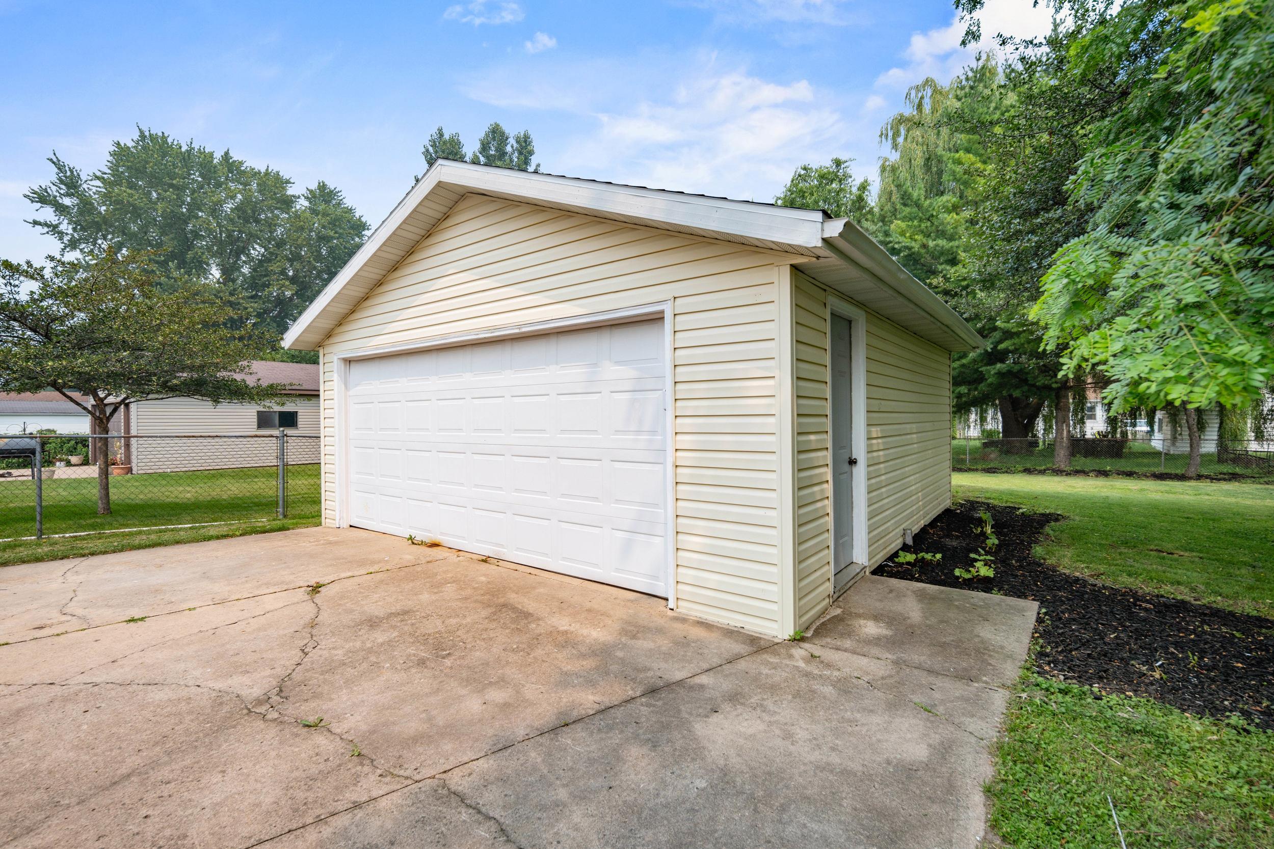 224 S TELULAH Avenue