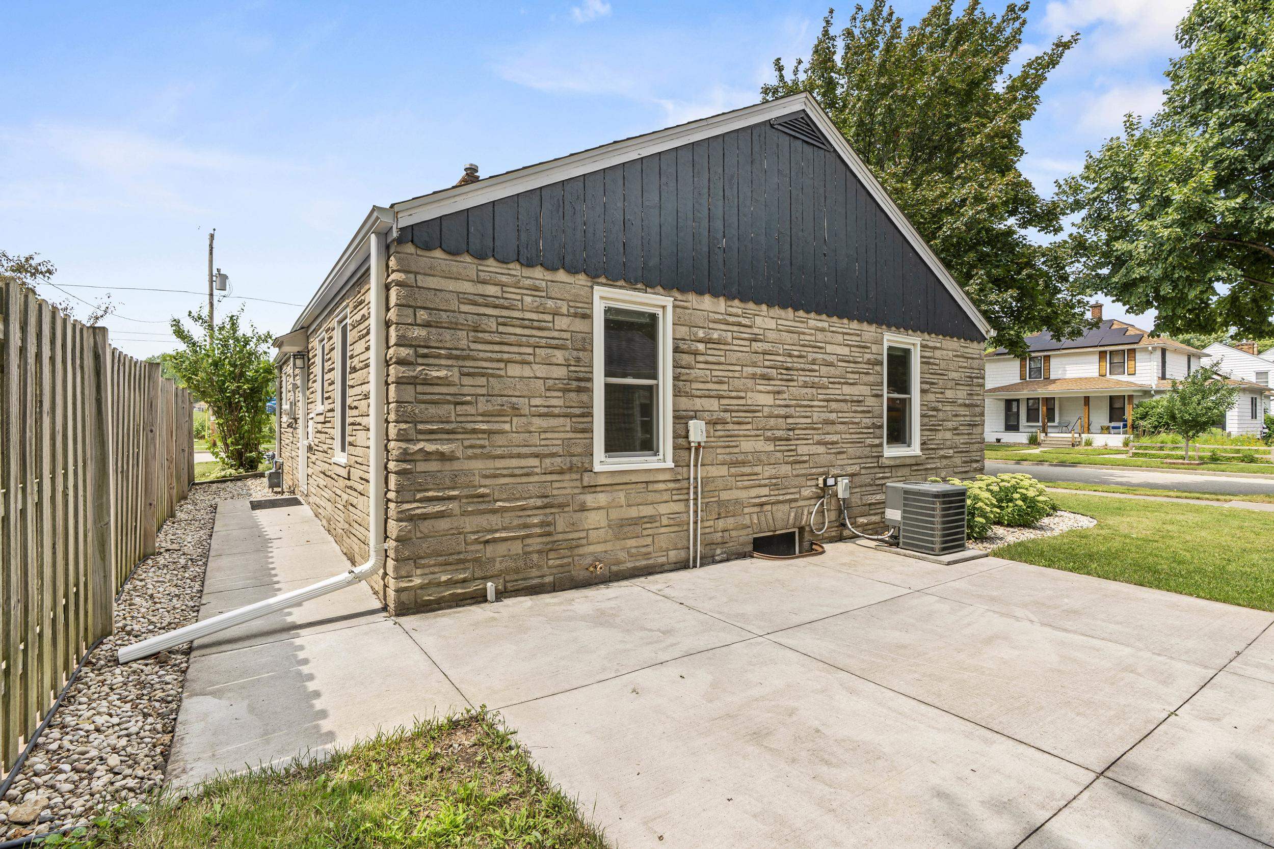 413 E GRANT Street
