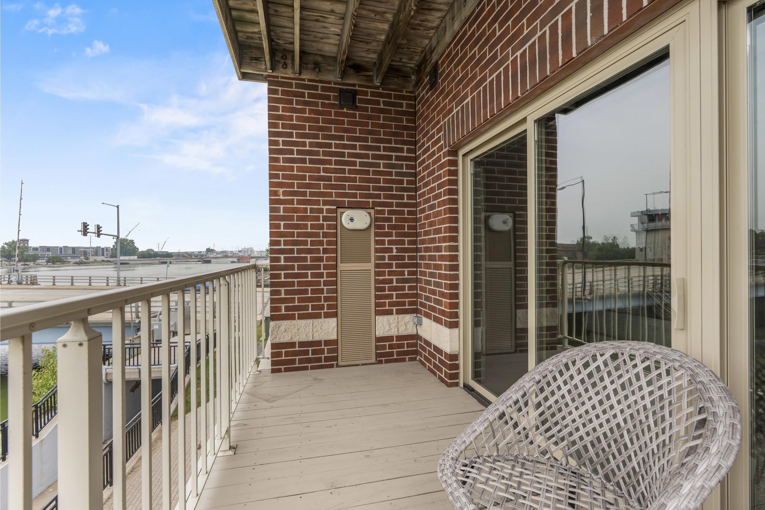 118 S WASHINGTON Street Unit: 203B