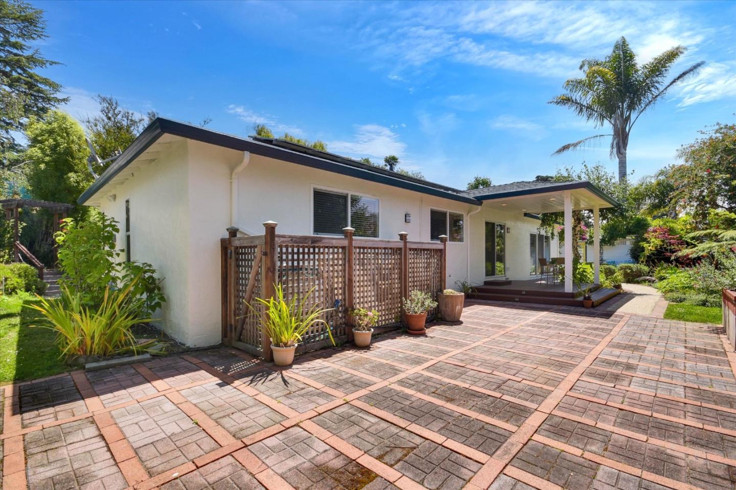 909 Laurence AVE